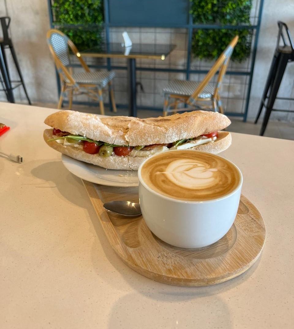 Sándwich y café en uno café